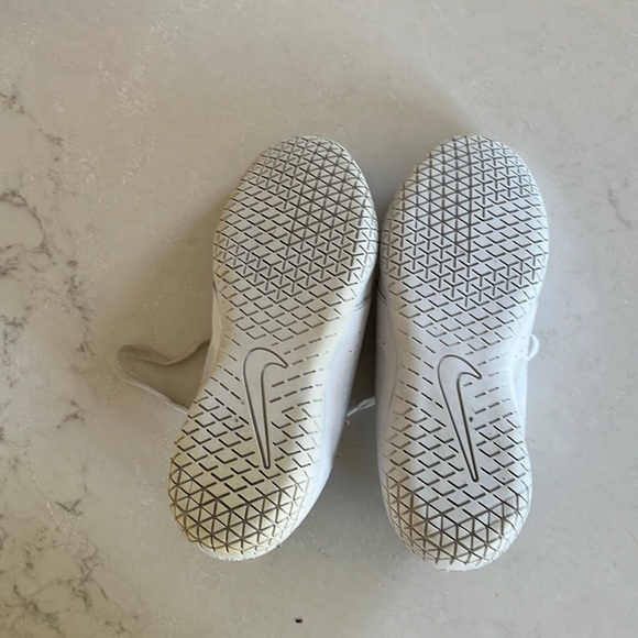 Nike Cheerleading sneakers Girls size 5 - Picture 2 of 5